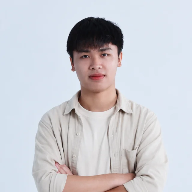 Chân dung Vũ Ngọc Đoài, áo sơ mi be, khoanh tay
